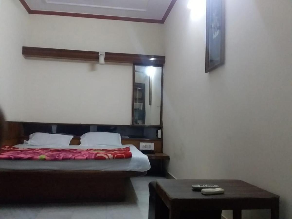 Hotel Yes Please Lodge Nowe Delhi Zewnętrze zdjęcie